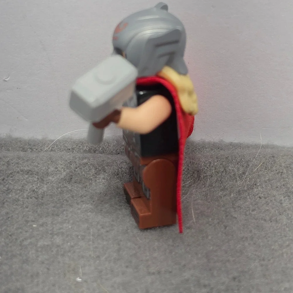 LEGO Marvel Mighty Thor Jane Foster Minifigure with Mjolnir and Cape sh820. J
